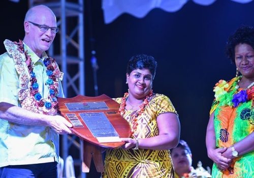 Gregory F Casagrande presenting the shield to SPBD Fiji’s winner of the Business Woman of the Year Award.